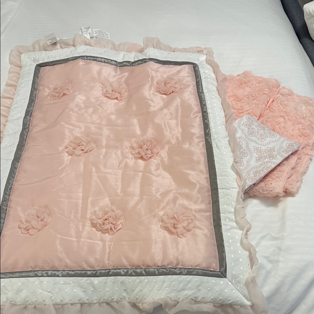 Luxurious Blush Floral Comforter